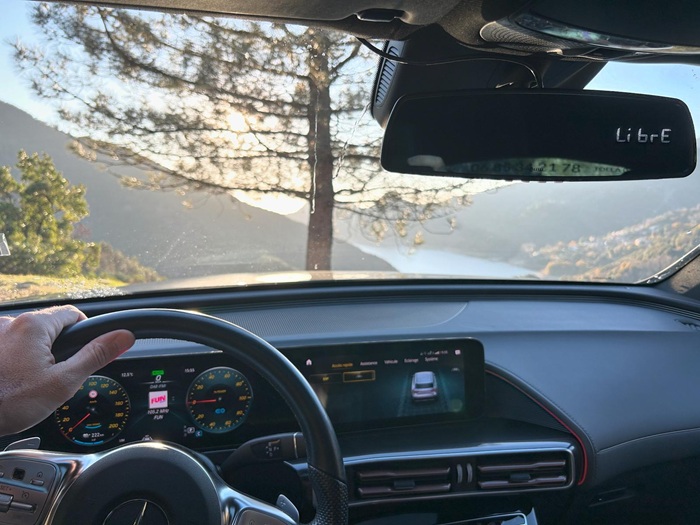 Taxi à Tolla pour transport scolaire sécurisé depuis Tolla, Eccica Suarella, Ocana, Cauro, Bastelica et Bastelicaccia vers les écoles de la vallée du Prunelli, Porticcio ou Ajaccio, vue depuis l’intérieur avant du taxi face au lac de Tolla