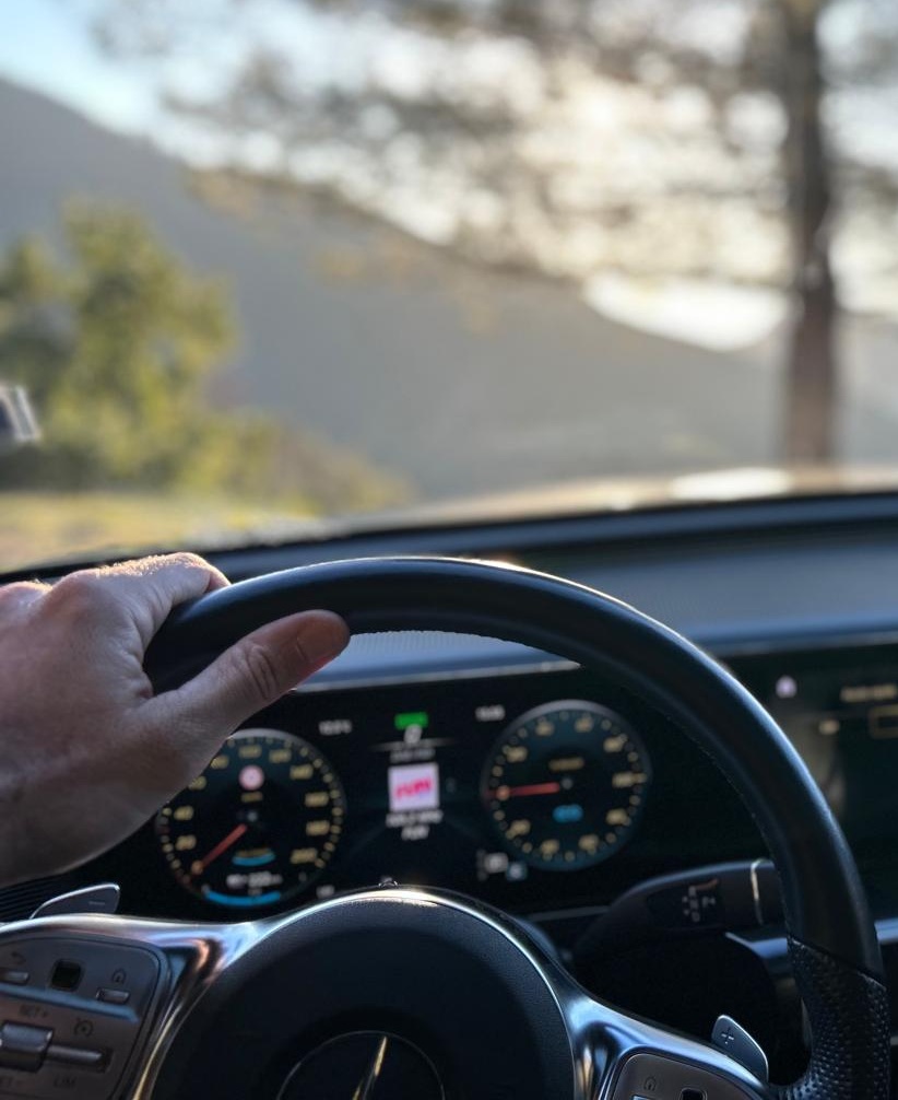 Chauffeur de Taxi Tolla au volant pour le transport scolaire sécurisé des enfants dans la vallée du Prunelli
