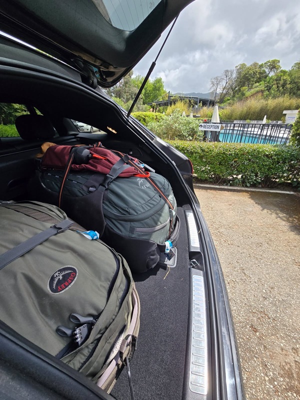 Coffre du taxi Taxi Tolla rempli des bagages des randonneurs pour le GR20 en Corse du Sud