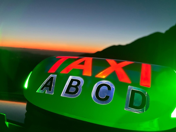 Taxi Tolla à une borne taxi pour ramener les invités d’un mariage lors d’un service nocturne en Corse du Sud