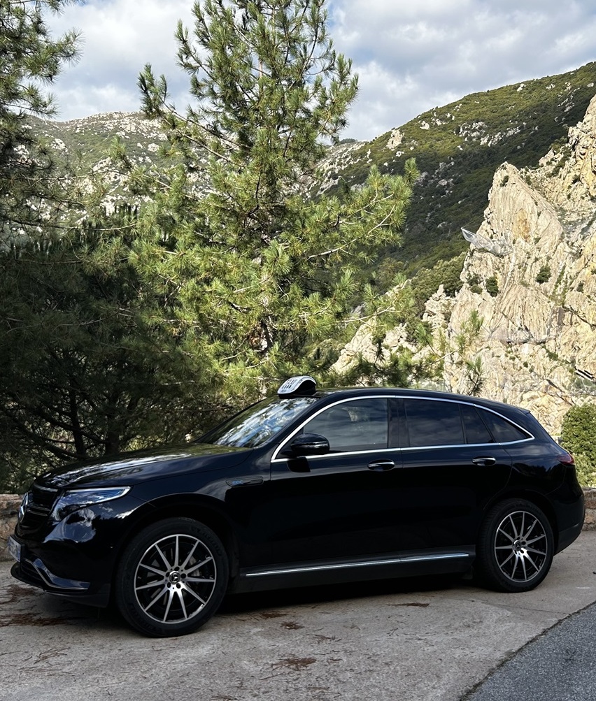 Taxi Tolla en circulation sur une route de Corse pour un service de mise à disposition avec chauffeur à l’heure