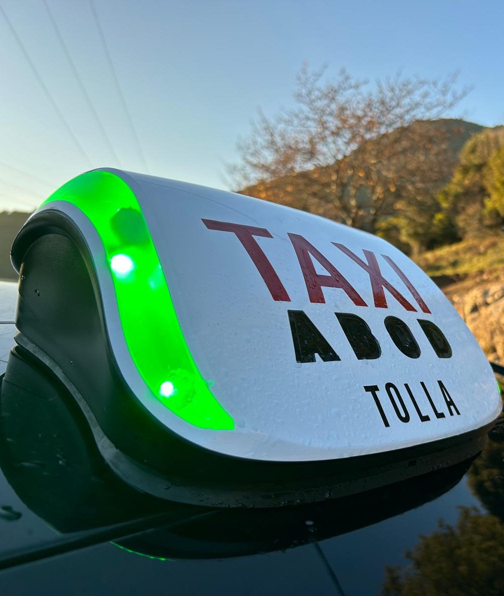 Taxi Tolla stationné à une borne taxi, prêt pour un service de mise à disposition avec chauffeur à l’heure