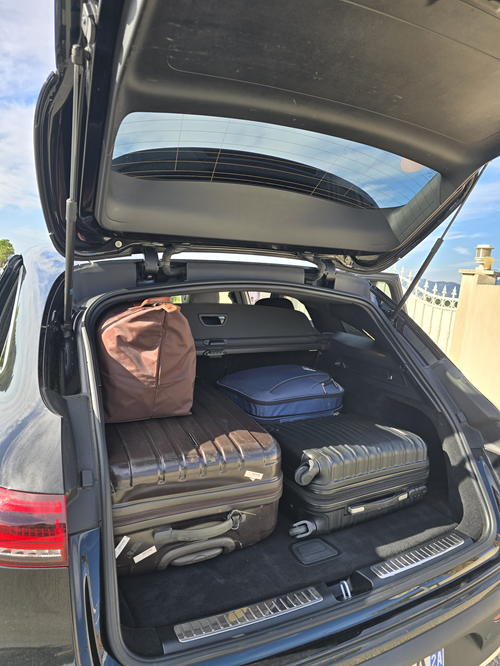 Coffre du taxi Taxi Tolla rempli de bagages suite à une assistance taxi 24/7 dans la vallée du Prunelli