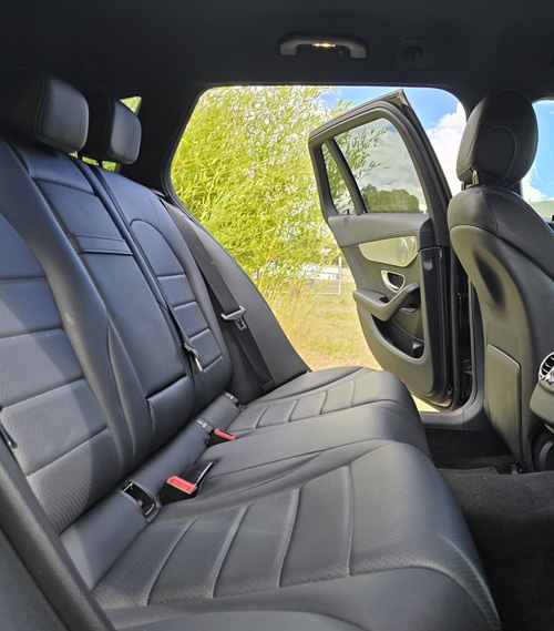 Intérieur du taxi scolaire Taxi Tolla sécurisé pour le transport des enfants dans la vallée du Prunelli